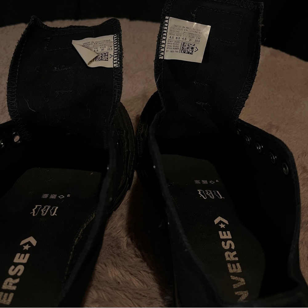 4 / 40$ Converse All Black